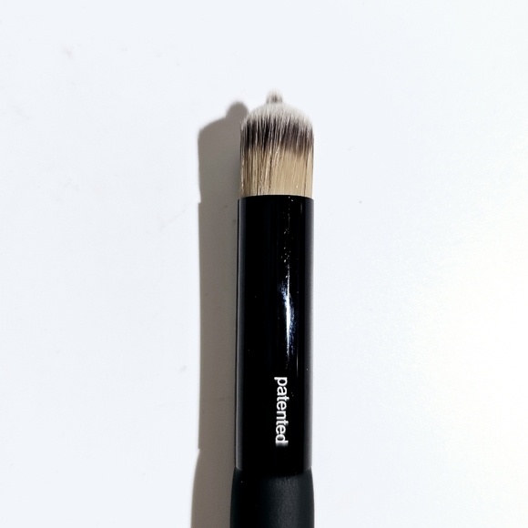 Sara Adams Cosmetiques Pro Tip & Blend Concealer Brush #11 Patented Brush - Picture 5 of 8